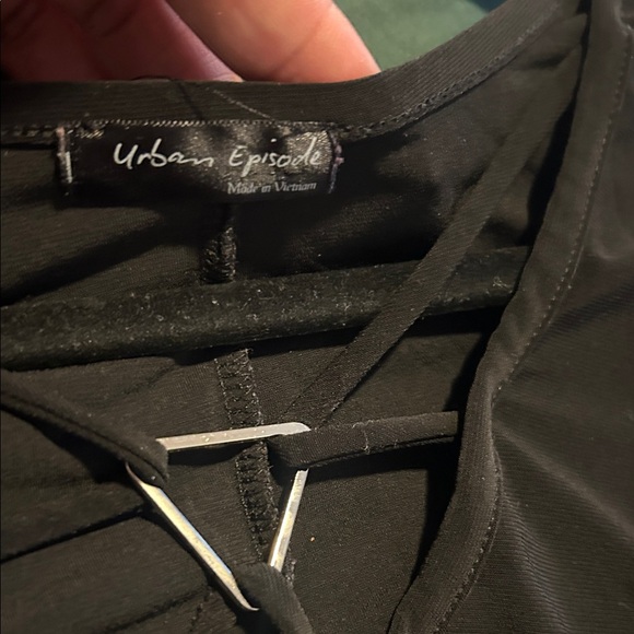 Elegant Black Sleeveless Tank Top - Picture 3 of 5